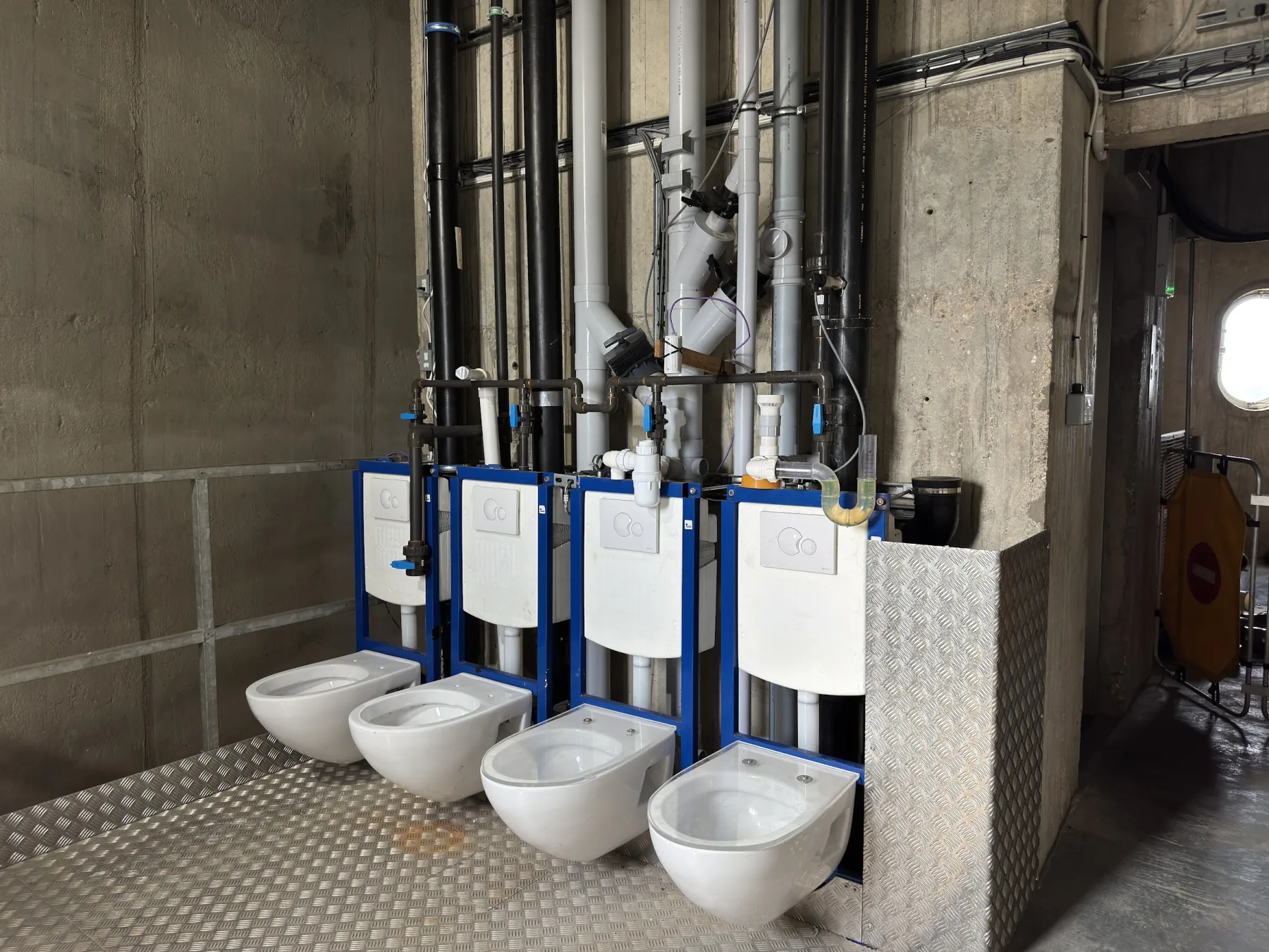 Four-fixture flush test rig at the National Lift Tower
